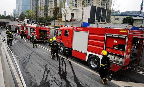 消防車出警被堵隧道百輛車讓道，消防安全備受重視